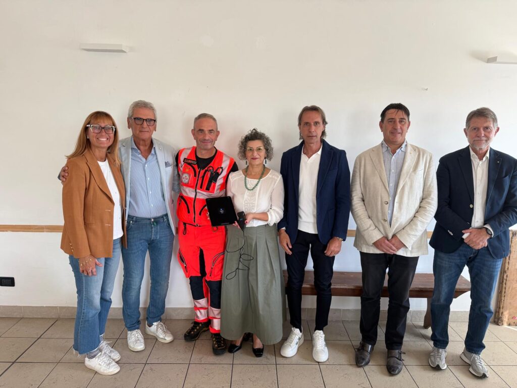 Solidarietà in campo consegnato il nuovo ecografo portatile alla Croce Verde