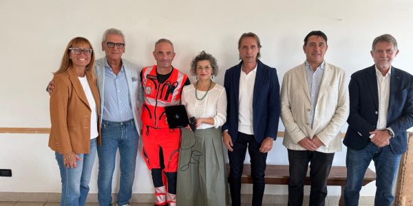 Solidarietà in campo consegnato il nuovo ecografo portatile alla Croce Verde